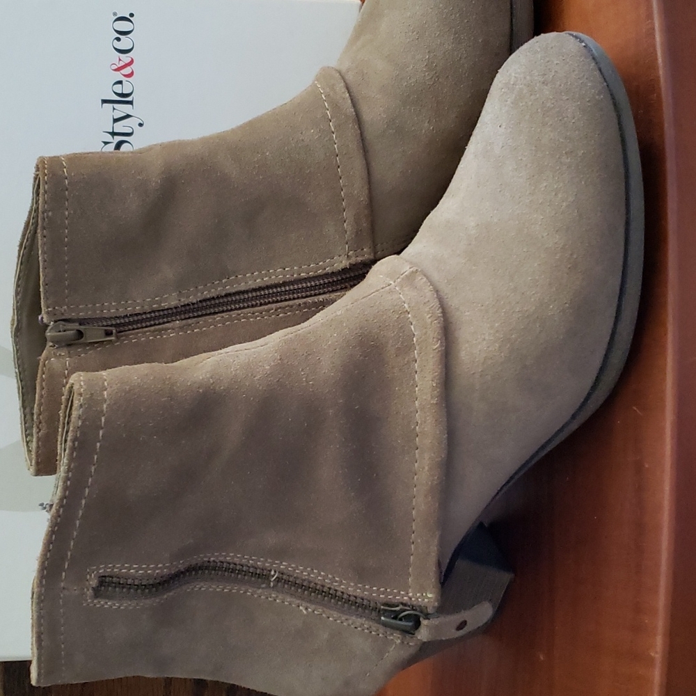 Boots - Picture 4 of 7